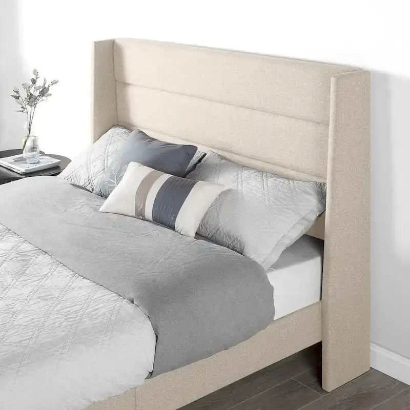 Letto a piattaforma imbottito beige con pouf contenitore By